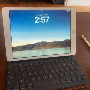 Apple Smartkeyboard (9th generation) and Apple Pen (1st gen) Bundle